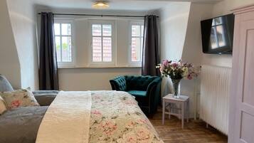 2 bedrooms, iron/ironing board, free WiFi, bed sheets