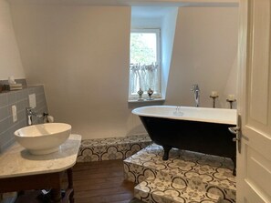 Banyera, assecador de cabells i tovalloles