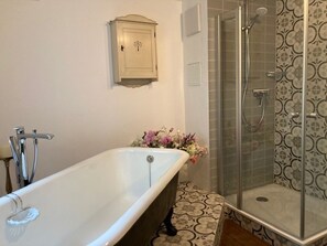 Bathtub, hair dryer, towels - Apartment 'Ferienwohnung Rahel' with Shared Terrace and Wi-Fi (Münsingen)