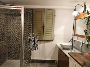Bathtub, hair dryer, towels - Apartment 'Bei Der Kirch' with Shared Terrace and Wi-Fi (Münsingen)