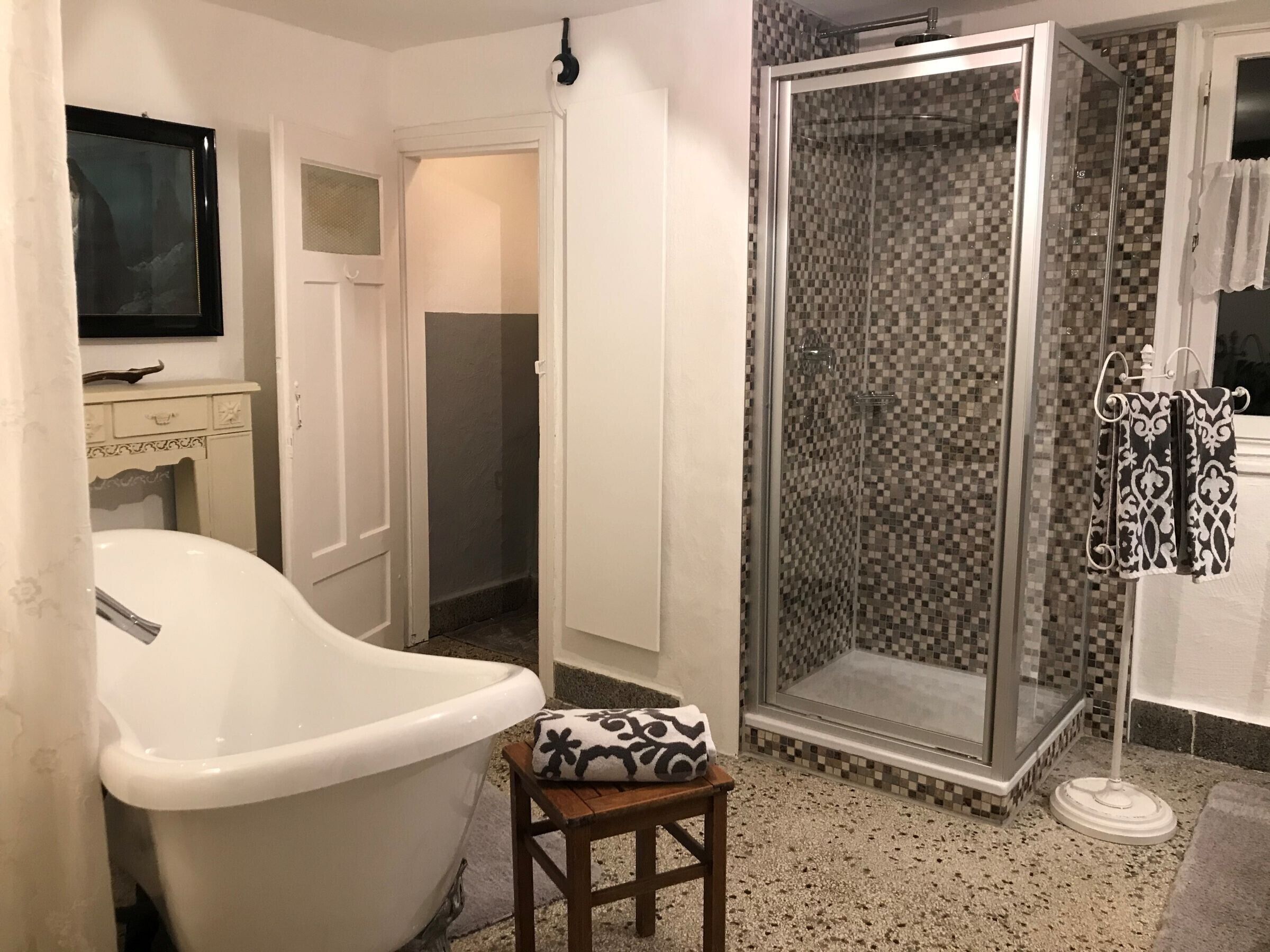 Bañera, secador de pelo, toallas