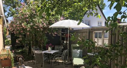 Ferienhaus 'Ferienhaus SchillerstraĂe' mit privater Terrasse, Gemeinschaftsgarten und WLAN