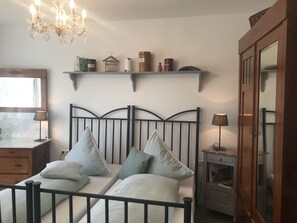 2 bedrooms, free WiFi, bed sheets - Holiday Home 'Ferienhaus Schillerstraße' with Private Terrace, Shared Garden and Wi-Fi (Münsingen)