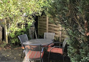 Outdoor dining - Holiday Home 'Ferienhaus Schillerstraße' with Private Terrace, Shared Garden and Wi-Fi (Münsingen)