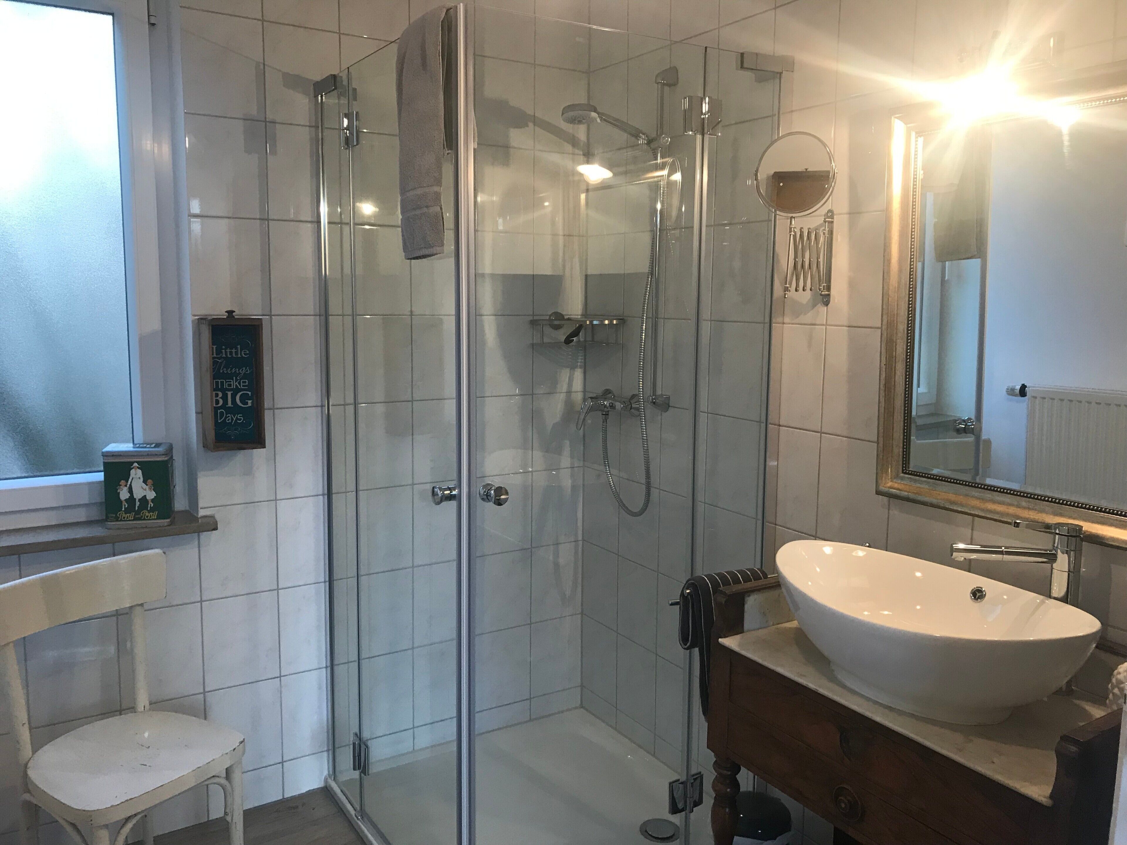 Dusche, Haartrockner, Handtücher