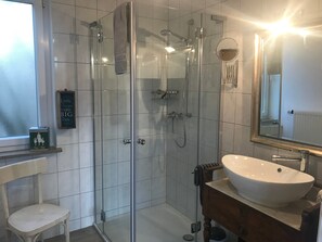 Shower, hair dryer, towels - Holiday Home 'Ferienhaus Schillerstraße' with Private Terrace, Shared Garden and Wi-Fi (Münsingen)
