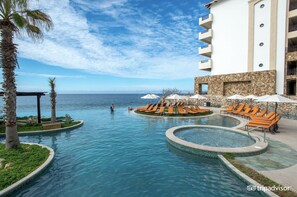 Piscina a l'aire lliure i piscina climatitzada 