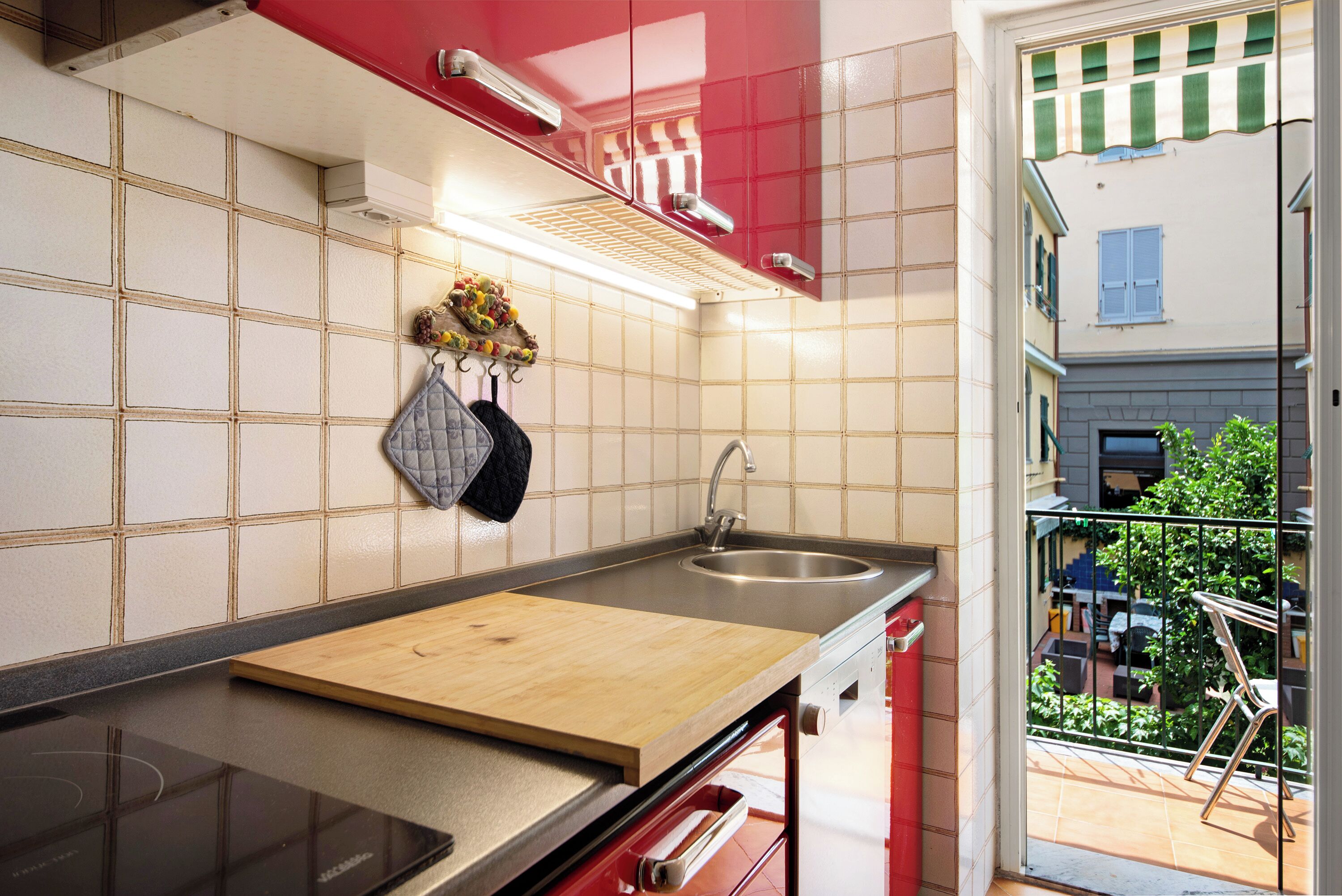 Frigorifero, forno, piano cottura, macchina per tè/caffè