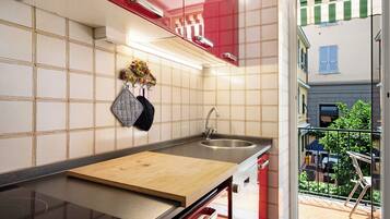 KĂŒhlschrank, Ofen, Herdplatte, Wasserkocher mit Kaffee-/Teezubehör