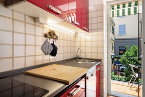 Kühlschrank, Ofen, Herdplatte, Wasserkocher mit Kaffee-/Teezubehör