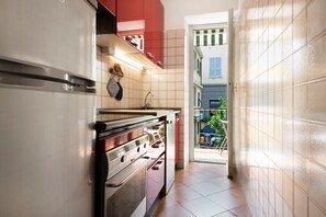 Fridge, oven, stovetop, coffee/tea maker