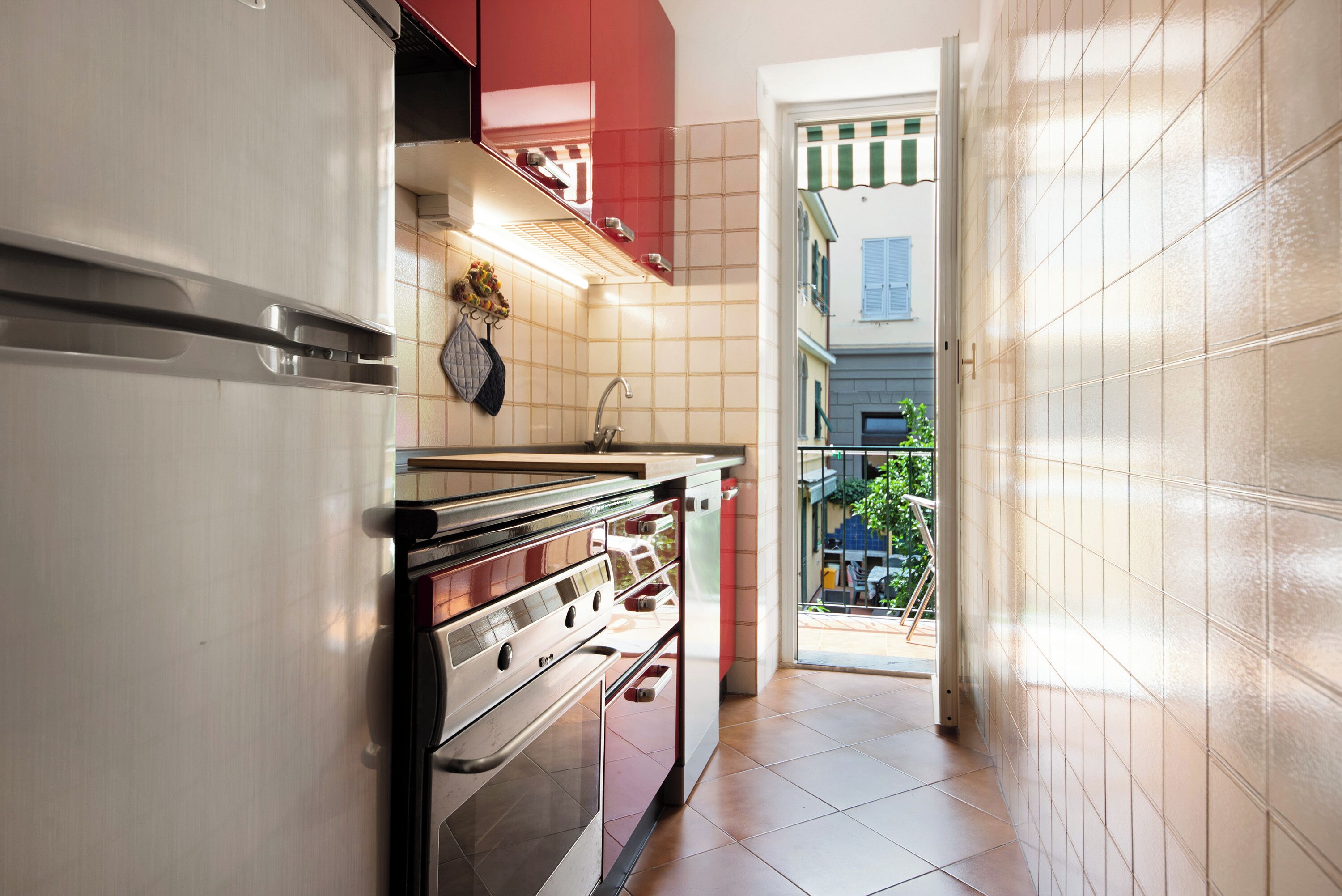 Réfrigérateur, four, plaque de cuisson, cafetière/bouilloire