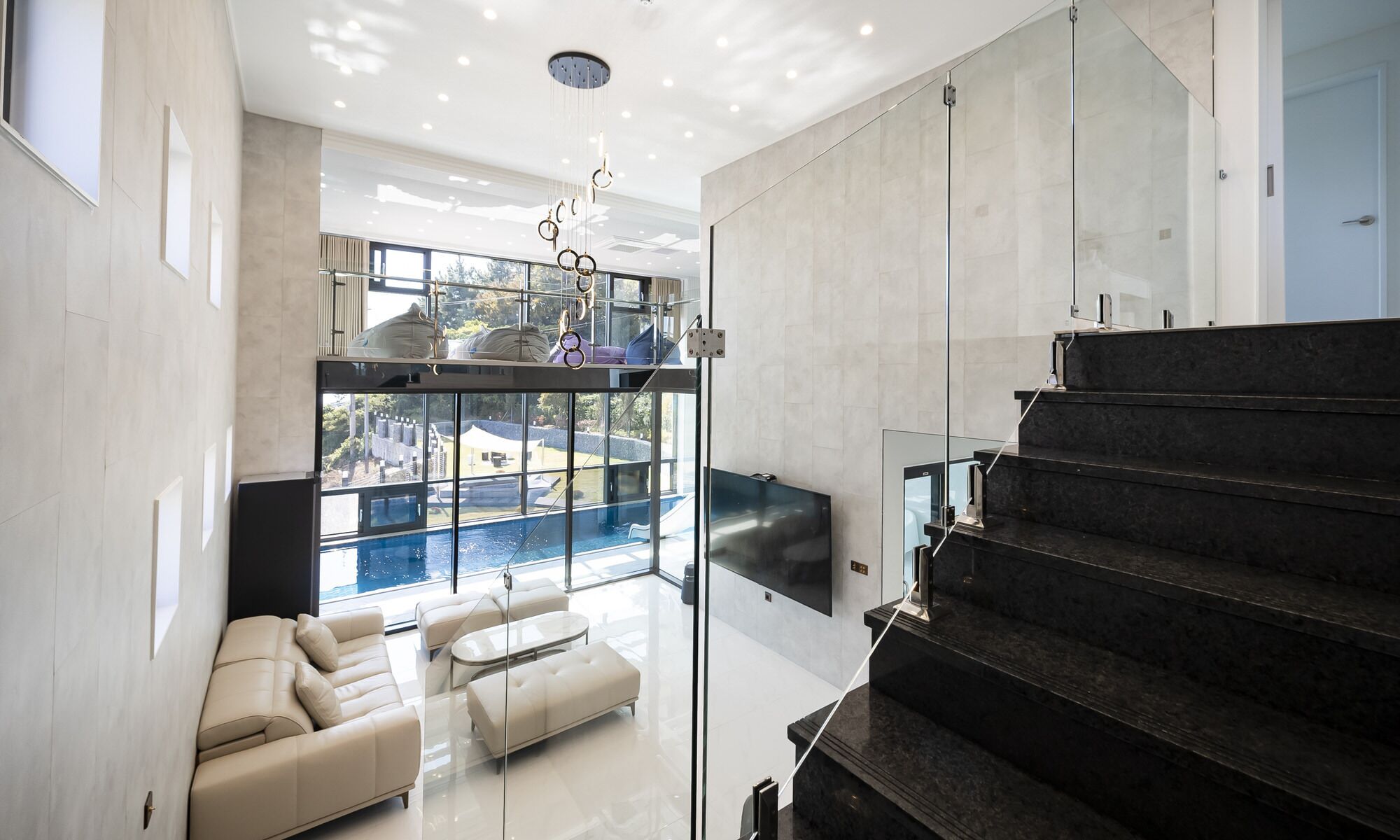 VIP 01 Pool Villa | Área de estar | Smart TV 86 polegadas com canais digitais, pisos aquecidos