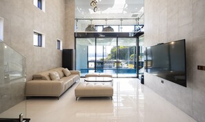 VIP 01 Pool Villa | Opholdsområde | 86-tommers smart-tv med digitale kanaler, gulvvarme