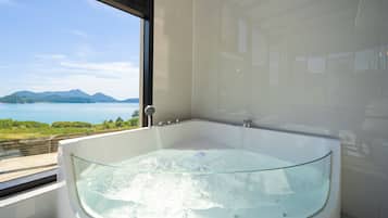 A01 Pool Villa | Private spa tub