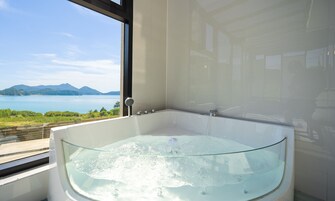 A01 Pool Villa | Private spa tub