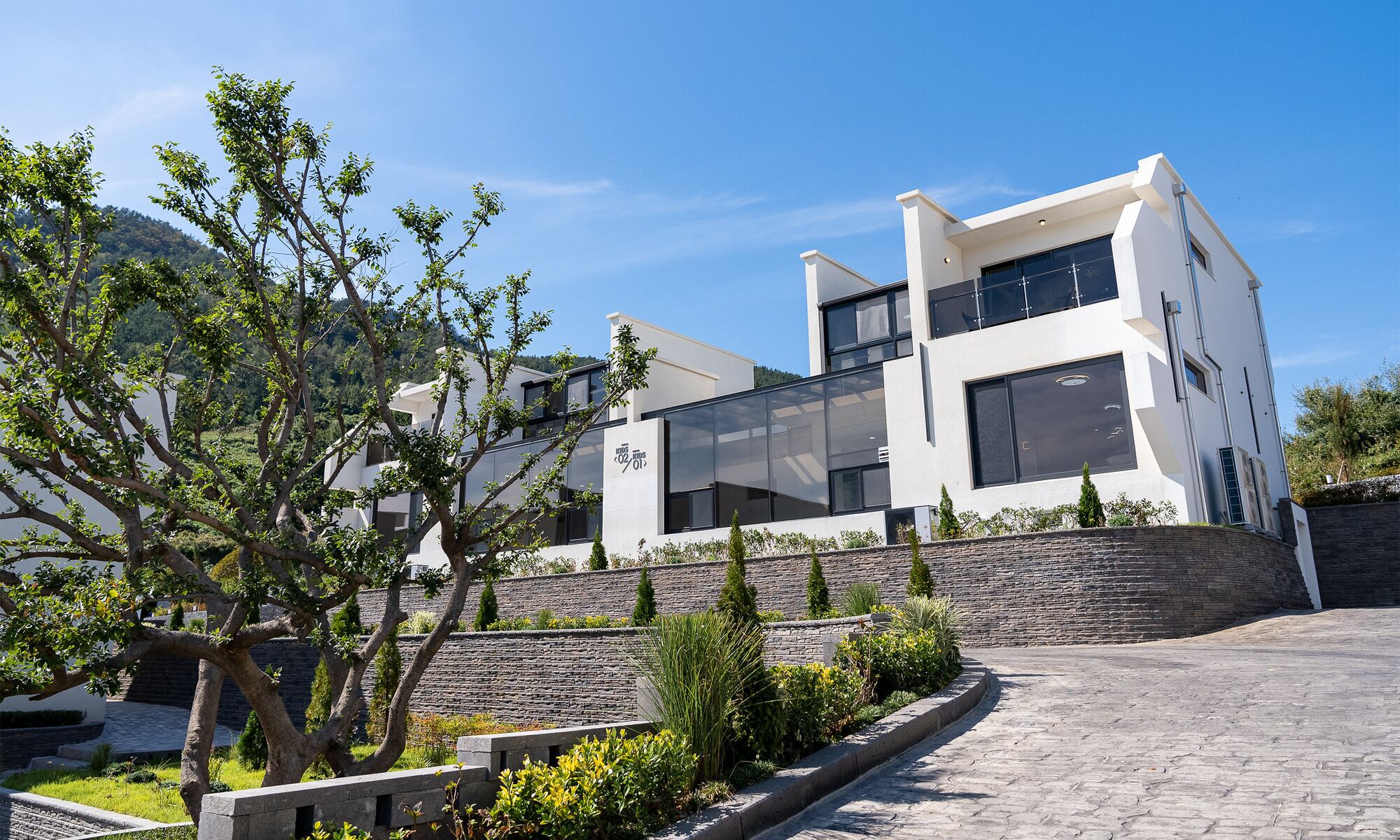 Vista frontal de la propiedad