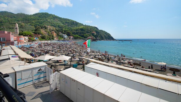 Un hôtel situé en bord de mer, doté de nombreuses chambres, offrant une vue sur la mer et surplombant un paysage montagneux.