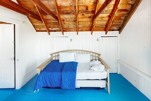 3 bedrooms, iron/ironing board, internet, bed sheets