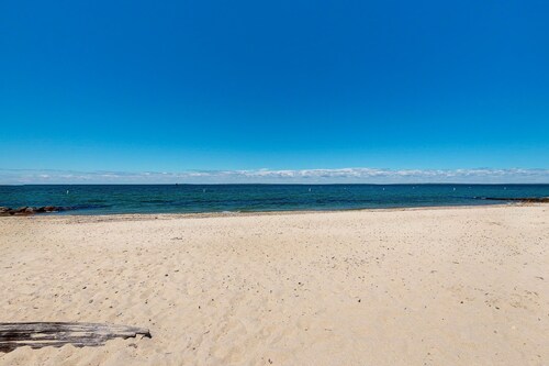 Water-view home in great location with spacious backyard, grill, kayaks, dogs OK