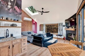 TV, fireplace, offices - Blooming Redbud Treehouse with private hot tub! (Wildwood)