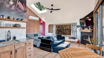 Televisión, chimenea y oficina