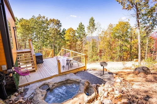 Blooming Redbud Treehouse with private hot tub!