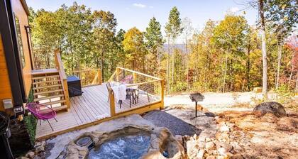 Blooming Redbud Treehouse with private hot tub!