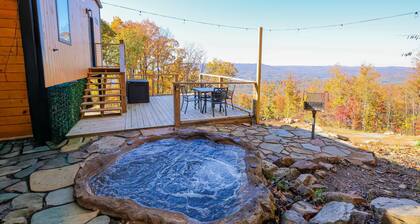 Blooming Redbud Treehouse with private hot tub!