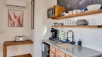 Refrigerador, microondas, cafetera y tetera y tostadora