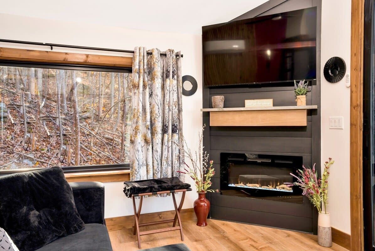 Televisión, chimenea y oficina 