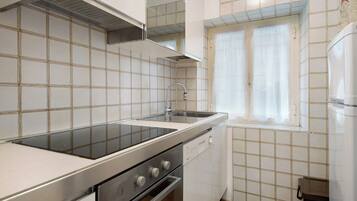 Fridge, stovetop, dishwasher, coffee/tea maker