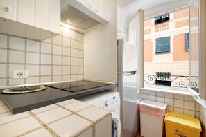 Fridge, oven, stovetop, dishwasher - Apartment 'Oceane Paradise - Churchill' with Sea View, Balcony and Wi-Fi (Levanto)