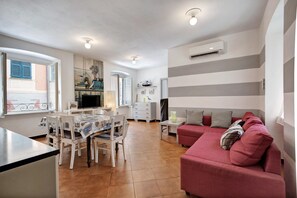 TV - Apartment 'Oceane Paradise - Churchill' with Sea View, Balcony and Wi-Fi (Levanto)