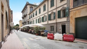 A street with buildings, outdoor seating, and parked bicycles. - Apartment 'Oceane Paradise - Churchill' with Sea View, Balcony and Wi-Fi (Levanto)