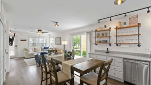 Dining - On Cloud Wine | Cottages at Heron's Landing (Ottawa)