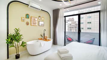 Deluxe Studio Suite | Minibar, desk, blackout curtains, soundproofing