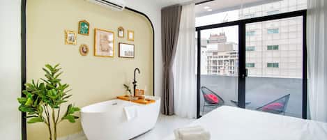 Deluxe Studio Suite | Minibar, desk, blackout drapes, soundproofing