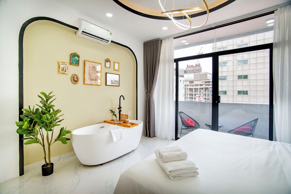 Suite estudio Deluxe | Minibar, escritorio, cortinas blackout y insonorización