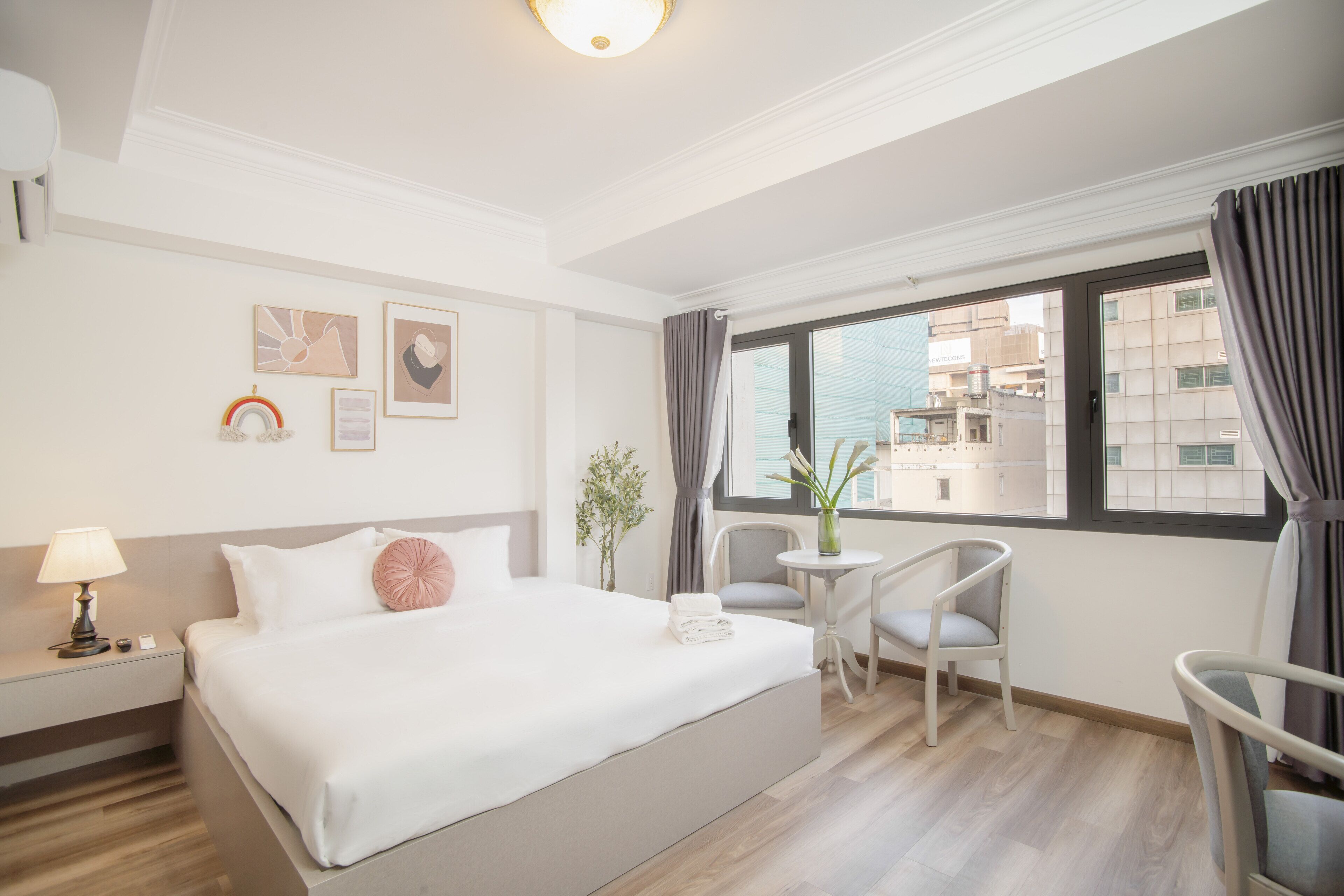 Kahden hengen deluxe-huone | Minibaari, työpöytä, pimennysverhot, äänieristys