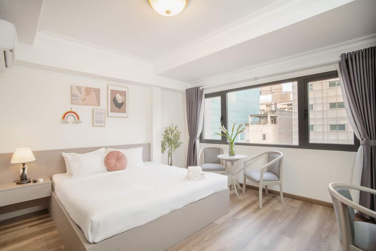 Kahden hengen deluxe-huone | Minibaari, työpöytä, pimennysverhot, äänieristys