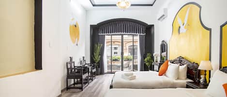 Quarto quádruplo superluxo | 1 quarto, frigobar, escrivaninha, cortinas blackout