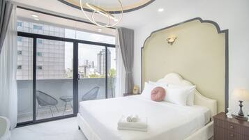 Deluxe Studio Suite | Minibar, desk, blackout drapes, soundproofing