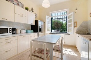 Fridge, microwave, oven, stovetop - Villa 'Mesco' with Mountain View, Private Pool and Wi-Fi (Levanto)