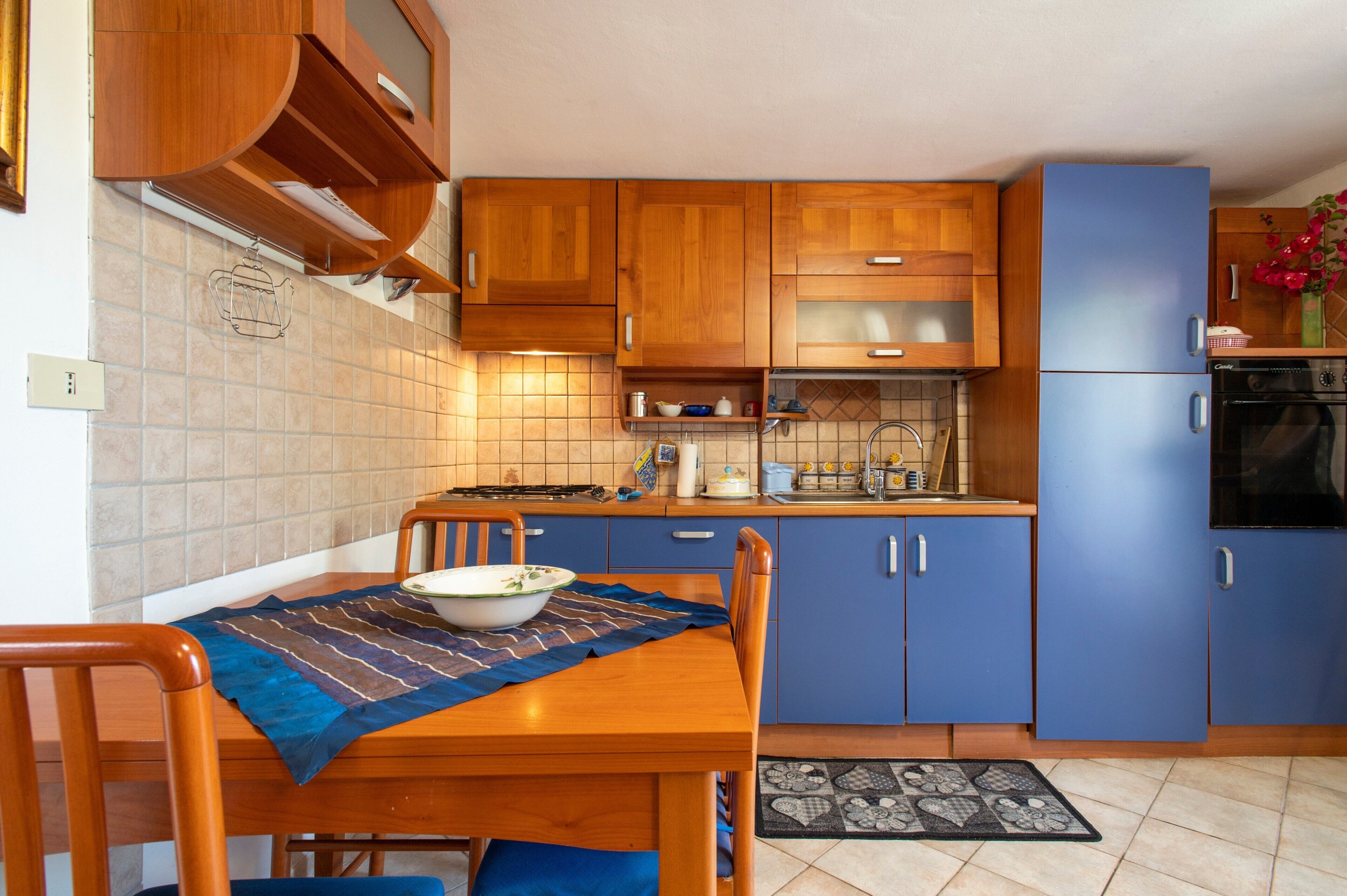 Refrigerador, horno, placa de cocina, utensilios de cocina