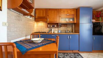 Refrigerador, horno, placa de cocina, utensilios de cocina