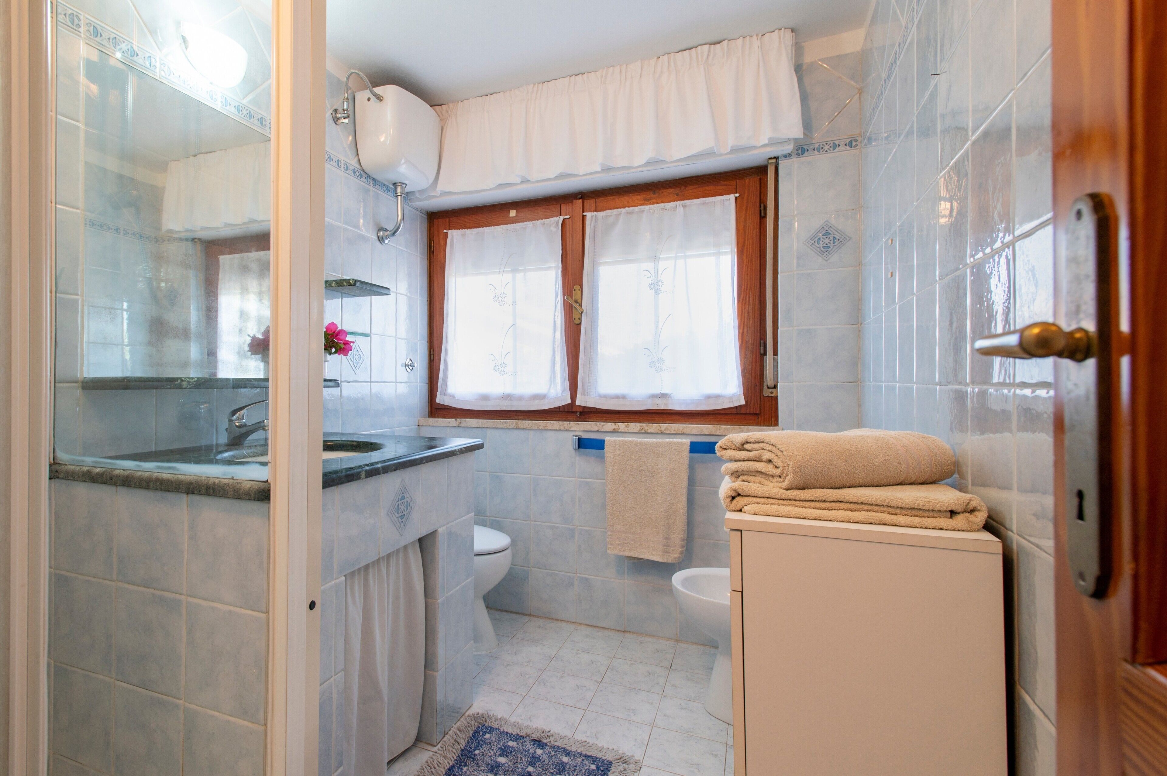 Douche, sèche-cheveux, serviettes fournies