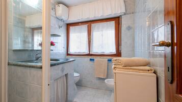 Douche, sèche-cheveux, serviettes fournies