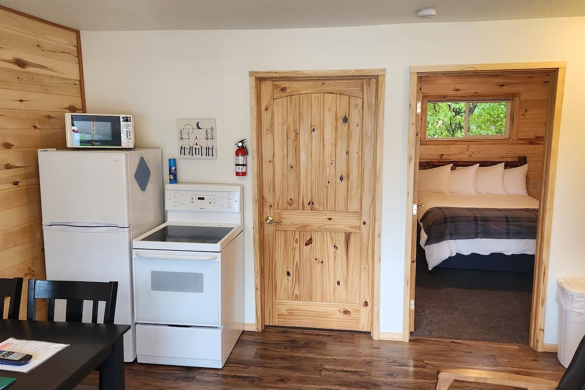 Dúplex básico, 1 habitación, vista a la montaña, junto a la montaña | Área de sala de estar | Smart TV de 35 pulgadas con canales por cable y televisión
