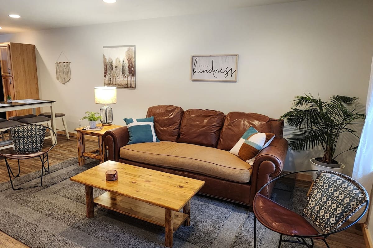 Departamento Deluxe, 2 habitaciones, vista a la montaña, junto a la montaña | Área de sala de estar | Smart TV de 35 pulgadas con canales por cable y televisión